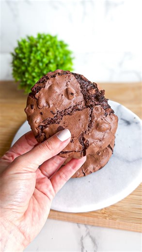 Lidice Alvarez on Instagram: "Galletas de brownie 5 ingredientes sin harinas Estas tibias con helado son un escándalo. Solo necesitas: 3 claras huevo 3/4 taza cacao sin azúcar 1 taza alulosa en polvo (o azúcar en polvo si no tienes) 1 cucharadita vainilla 1/2 taza chocolate chips semi amargo 1/2 cucharadita sal Bate las claras añadiendo poco a poco la alulosa o azúcar en polvo hasta que se vea como suspiro. Mezcla los demás ingredientes. En papel pergamino separando bien las galletas coloca 2 cu