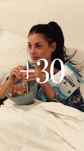 Emily Lucius on Instagram: "Con este frío peor jajajajaja 😂😂 Si te sentís identificada dale like y etiqueta a alguna amiga que esté en la misma !!! Look ✨ @revolve #humor #viral #fyp #foryou #+30"