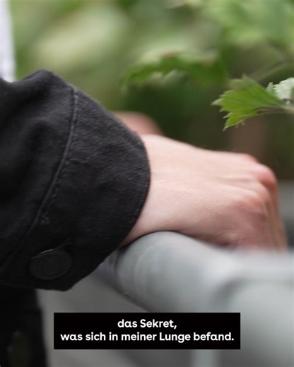 🫁 „Ich war der erste Mensch in Deutschland und Europa, der eine Lebendspende einer Lunge erhalten hat.“ Mukoviszidose – die häufigste vererbte Stoffwechselkrankheit: unheilbar und lebensverändernd. Von Geburt an kämpfen Betroffene gegen zähen Schleim in der Lunge, wiederkehrende Infekte und die ständige Gefahr von Atemnot. Marius lebt mit dieser Krankheit – und erzählt, wie er trotz aller Herausforderungen weiterkämpft. 💚 ℹ️ Moderne Therapien – und manchmal eine Organspende – können helfen, we