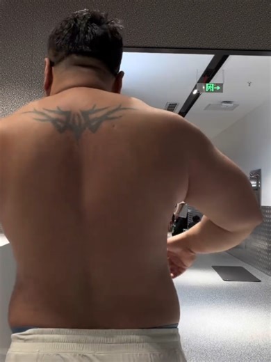 beefymuscle.com👍 Massive back! beefymuscle.com admires beefy massive bulky #muscle #musclehunk #musclebear #bodybuilder #powerlifter lifter beefymuscle musclechub pecs biceps workout fitness gym bodybuilding motivation 肉壮 肌肉 壮熊 健身