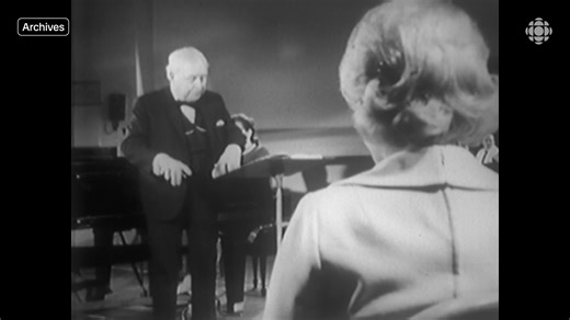 🎼 Il y a 130 ans, l’opéra « La Bohème » de Puccini est créé au Teatro Regio de Turin. Dans nos archives, on retrouve Wilfrid Pelletier qui dirige une répétition du 4ᵉ acte de cette œuvre en vue d’un concert avec l'Orchestre symphonique de Radio-Canada. Il se souvient des premières fois où il l'a dirigé dans les années 1920 avec le célèbre baryton italien Antonio Scotti. Solistes : Claire Gagnier, Yolande Dulude, Pierre Duval, Robert Savoie, Yoland Guérard et Napoléon Bisson Source : Hommage à W