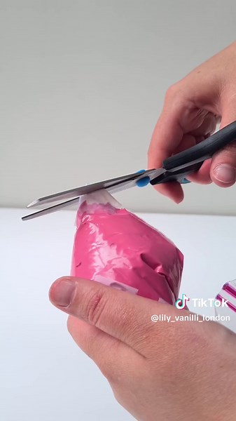 Piping Tips for Beginners: Master the Art of Cake Decorating