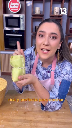 Tu Día on Instagram: "¿CÓMO ARMAR BIEN LA HUMITA? 🫔 😌 Nuestra @camilachef te enseña la manera de montar uno de los platos favoritos de los chilenos durante esta temporada del año, aprovechando el arribo de los choclos humeros 🌽 #TuDía Ingredientes: 8-10 choclos humeros 4 cebollas grandes 1 puñado de albahaca Aceite de maravilla o vegetal Sal a gusto 20 pares de hojas de choclo #tudia13 ☀️de LUNES A VIERNES desde las 7:50 horas por las pantallas del 13 y www.13.cl 💻🖥️📱"