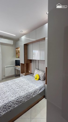 Une réalisation Glafeb pensée pour offrir un maximum de confort et de fonctionnalité : ✅ Unpont de lit totalement optimisé pour libérer l’espace au sol ✅ Un meuble TV suspendu qui donne légèreté et modernité ✅ Un bureau intégré pour créer une véritable zone de travail, et de nombreux rangements soigneusement distribués pour garder la chambre organisée. Matériaux premium, finitions impeccables et design sur mesure : Glafeb transforme chaque chambre en un espace intelligent, élégant et durable. 📱