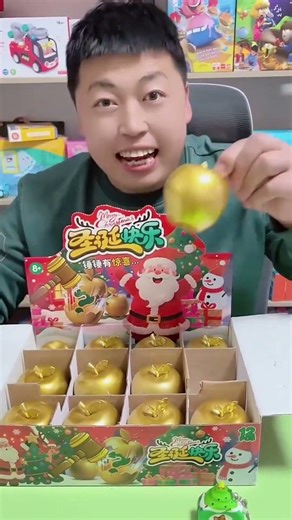 😱 Broke the apple and a surprise gift came out! See what was inside 🍎🎁 #funny #dadlifematters #in...