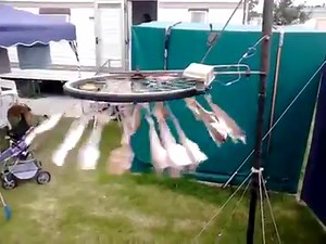 Zo innovatief zagen we een visliefhebber nog nooit. Een Vlaamse campinggast laat wijting drogen door ze rond te laten draaien op zijn fietswiel! 🚲 Ziet deze man ze vliegen of is het een geniale vondst om vis te drogen? Bekijk het filmpje 🎥 en geef ons jouw mening. | Visrecepten