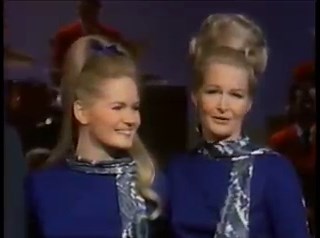 2.2K views · 173 reactions | A Christmas memory from The Lawrence Welk Show with LA, Liz and Casey. Merry Christmas, everyone! Lynn Anderson #tennesseechristmas #christmasiscoming #GodBlessUsEveryone #lizanderson #CaseyAnderson #LawrenceWelk | Lynn Anderson | Facebook