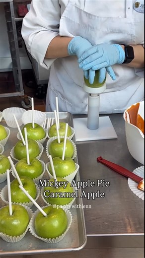 Mickey Apple Pie Caramel Apple 🍏 for the holidays at Disney. Caramel dip, white chocolate dip, marshmallows, graham cracker crumb and cinnamon sugar. | Pastry with Jenn