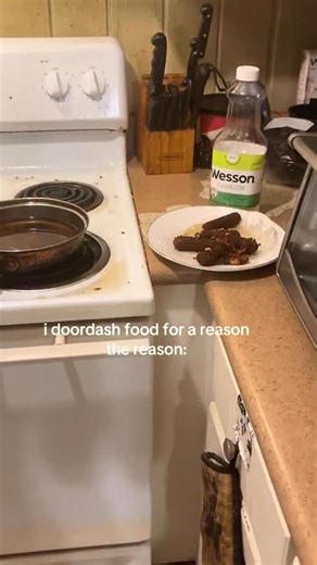 @ijuggedchildren on Instagram: "日本利用压电瓷砖将脚步转化为电能。这些瓷砖捕捉来自你脚步的动能。当你行走时，你的重量和动作会对瓷砖产生压力。瓷砖会轻微弯曲，从而产生机械应力。瓷砖内部的压电材料将这种应力转化为电能。每一步都会产生少量电荷，而数百万步结合在一起就能产生足够的电力来驱动 LED 灯、数字显示屏和传感器。在像涩谷车站这样繁忙的地方，每天大约有 240 万个脚步为这一系统作出贡献。这些电能可以被储存或立即使用，从而减少对传统电力来源的依赖，并支持可持续的城市基础设施。这种方法将日常运动转化为实用的可再生能源 #日本 #知识 #事实 #你知道吗 #推荐 #科技 #创新 #历史 #技术 #实验 #热门 日本利用压电瓷砖将脚步转化为电能。这些瓷砖捕捉来自你脚步的动能。当你行走时，你的重量和动作会对瓷砖产生压力。瓷砖会轻微弯曲，从而产生机械应力。瓷砖内部的压电材料将这种应力转化为电能。每一步都会产生少量电荷，而数百万步结合在一起就能产生足够的电力来驱动 LED 灯、数字显示屏和传感器。在像涩谷车站这样繁忙的地方，每天大约有 240 万个脚步为这一系统作出