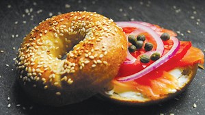 NYC bagel shops still serving large scoops amid cream cheese shortage | The Jerusalem Post