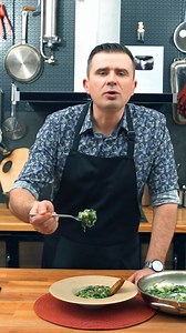 Să nu uităm totuși că mai avem câteva zile fără carne. 🌿✨ Uite o rețetă rapidă de Mâncărică de spanac cu ceapă și lapte de migdale... eu am mâncat pe nerăsuflate. Cu ce o preferi: mămăligă sau pâine prăjită? | Șef Paul Constantin