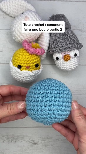 Tuto au crochet : on fait ensemble une boule au crochet. 2ème partie : les augmentations. Abonnez-vous pour voir la partie 3 : un rang en alternant les mailles serrées et les augmentations. #crochet #tutocrochet #tutorielcrochet #cerclemagique #magicring #tuto #howto