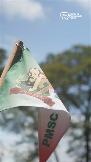 #TBT | Retrospectiva 2025 Em seus 190 anos de história, a Polícia Militar de Santa Catarina viveu um ano marcado por avanços históricos, valorização profissional, inovação tecnológica e fortalecimento da segurança pública. Em 2025, a PMSC esteve presente nos 295 municípios catarinenses, atendendo, em média, 2.400 ocorrências por dia. Foram 935 novos policiais incorporados, além do lançamento de editais que permitirão a inclusão de mais 2.000 militares nos próximos anos. O período também foi marc