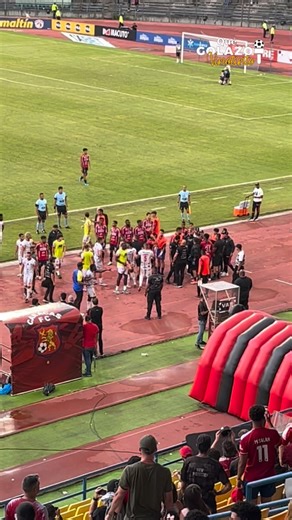 𝐐𝐮é 𝐆𝐨𝐥𝐚𝐳𝐨 𝐕𝐢𝐧𝐨𝐭𝐢𝐧𝐭𝐨 on Instagram: "🇻🇪⚽️ | Al finalizar el partido entre Caracas FC y UCV FC, se produjo un enfrentamiento entre jugadores y miembros del cuerpo técnico de ambos equipos. 👉🏻 Los aficionados del Caracas entonaban el cántico “¡Eliminados, eliminados!” dirigido a los jugadores del conjunto ucevista que no logró la clasificación a la fase final del Torneo Clausura. Este contenido es traído a ustedes por: • @2net_vzla: El límite de la velocidad lo pones tú 🚀. • @