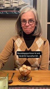 Ljuvligt gott. Äppelmos eller fruktkompott med skorpsmulor och gräddmjölk. Det kan man bjuda kungen på. #efterrätt #beredskapsmat | Ingemar Albertsson