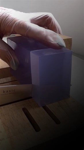 @ana.monteirst on Instagram: "Esta nueva versión NO es una hoja de Excel… Es una aplicación completa, fácil de usar, que llevas en tu celular como cualquier app (WhatsApp, Instagram, etc.). 🔧 ¿Qué hace esta app por ti? Calcula automáticamente gramos y mililitros de todos tus ingredientes. Ajusta proporciones según el peso del jabón o el tamaño del molde. Determina el costo real de cada receta y el precio de venta ideal para no perder dinero. Incluye un convertidor de medidas integrado (ml ↔ gra