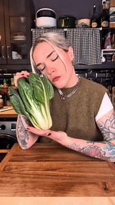 FARÇOUS AVEYRONNAIS ( des pickles de côtes de blettes parce qu’en gratin j’peux ap ) Pour une petite dizaine de farçous ( soit 1,5 personnes ) - Emince très finement 6 ou 7 ( ou 8 même ) feuilles de blettes, une grosse poignée de persil, 2 gousses d’ail et 1 oignon. Ou balance tout ça dans un mixeur. - Emince moins finement 6 pruneaux ( pas obligé d’en mettre mais c’était une valeur ajoutée de fou malade ) - Mélange tout ça avec 250gr de chair à saucisse ( c’est ce qu’on utilise le plus souvent 