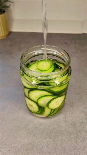 Știai că nu trebuie să aștepți zile întregi pentru a mânca murături?