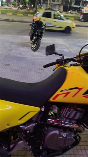 Sueños sobre dos ruedas: Comparativa Suzuki DR650 y Kawasaki ZH2