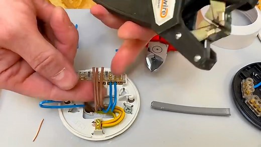 How to Wire up a Ceiling Rose Pendant - Wire Up & Connections Explained Using the 3 Plate Method EAL Awards City & Guilds How to connect up a ceiling rose and pendant and make sure the conductors are neatly dressed. We look at the layout of a ceiling rose and its connections - loop, neutral and switching line and how best to lay them out to minimise crossing over of conductors. At college we often have only 2 twin and CPC (twin and earth) cables at the lighting points during training but often i