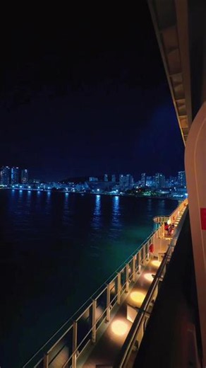 在船上看釜山夜景，海上升明月🌙 在船上看韩国釜山的夜景，感觉还不错。抬头是海上升起的明月，低头是岸边闪烁的灯光，这种氛围还挺舒服的。 #海上生明月夜景 #海月夜色 #海湾夜景