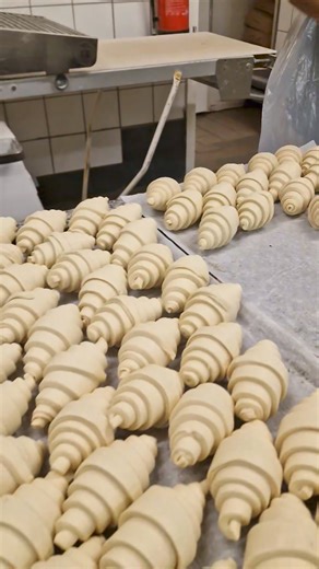 214K views · 608 reactions | Å rulle en croissant med super fin deig er en fryd! Elsker jobben min #pascalkonditori | Pascal Konditori | Facebook