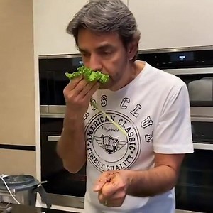 Disfruta Des(Hecho) en Casa. @ederbez te trae el mejor humor desde la intimidad de su hogar. 🤣😂Míralo GRATIS en Pluto TV Reality. | Pluto TV Mexico