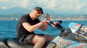 Jul appuie sur "Le bouton"