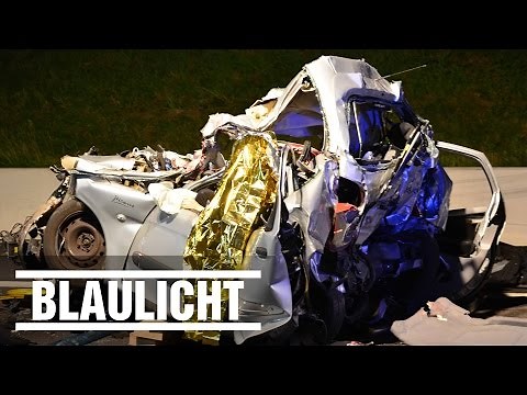 Familie tot - Gemüselastwagen quetscht Citroen unter Lkw - Unfall auf A1