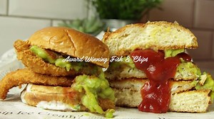 Celebrate #fryday with us and our classic Fish Finger Butty! Enjoy fresh, pieces of Cod topped with mushy peas and homemade tartar sauce all toasted in a brioche bun. #fishandchips #sandwich #butty #mushypeas #tartar | The Crispy Cod