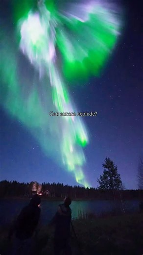 Yes aurora can literally explode in beautiful shapes and colours in a matter of seconds ❤️ Will you be the one to see the next aurora show? #AuroraBorealis #NorthernLights #AuroraHunting #AuroraMagic #ChasingTheLights #LaplandAurora #SkyOnFire | Lorenzo Mirandola