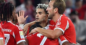 FC Bayern - Trainer Vincent Kompany nach Auftaktsieg mit Sonderlob für Serge Gnabry: "Ein sehr unterschätzter Spieler"