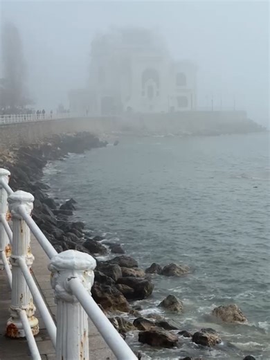 Ceața a cuprins Constanța, aflată sub cod galben. Cazinoul abia se mai zărește la câțiva metri, conturat vag. #nocomment #constanta