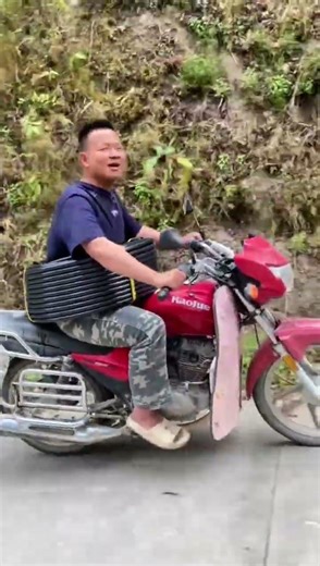 The Right Way to Ride a Motorcycle on the Road! 🏍️