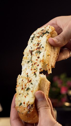 26K views · 315 reactions | •Chessy Garlic Bread•襤 #reelsfacebook #asmr #asmrsounds #garlicbread #bread #viralvideoシ | Nirmla Nehra | Facebook