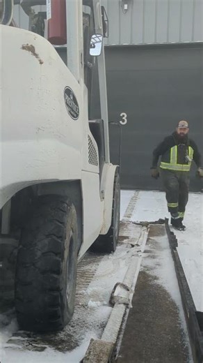 UniCarriers forklift“Industrial equipment loading — slow and controlled.”