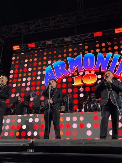 Stiven haciendo coros en la parranda 8 - Armonía 10