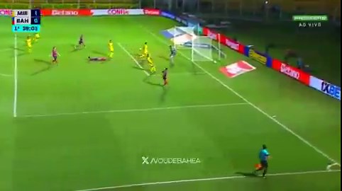 Everton Ribeiro pediu pênalti nesse lance, mas a arbitragem mandou seguir.Comentários?