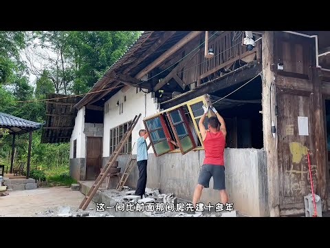 After divorcing his wife, the young man & his father returned to renovate the old house | free life