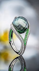 “Arcadia” in Greek mythology is a place of balance in nature like Utopia. Features an over the top gorgeous 12.8 mm top quality strong peacock green South Seas Tahitian hand faceted Pearl,14kx1 White Gold, 2 cts (187) of VSG Diamonds and 108 .70 cts AAA Tsavorite Garnets. This is a sexy ring and now available. Size 7 custom orders welcomed with different pearls, metals and accents! Can’t forget glam shots by @daniel_zetterstrom | Robin Callahan Designs
