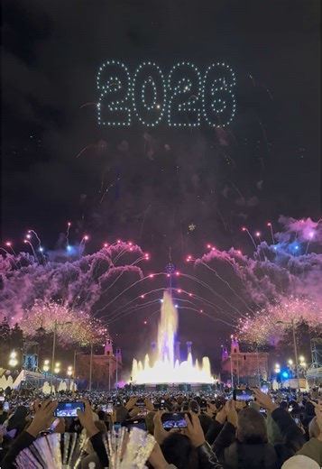 Celebration at Plaça Espanya in Barcelona 🇪🇸 HAPPY 2026! 🎆🎇🎆 #2026 #barcelona #spain #newyeareve #fireworks