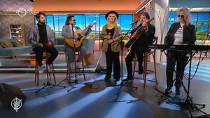 Adásunkban a Neoton Família sztárjai zenéltek nekünk közelgő nagykoncertjük apropóján, Csepregi Éva és Heatlie Dávid pedig elhozták magukkal fotóalbumuk legféltettebb kincseit is. #DunaTV #CsaládBarát | Család-Barát magazin