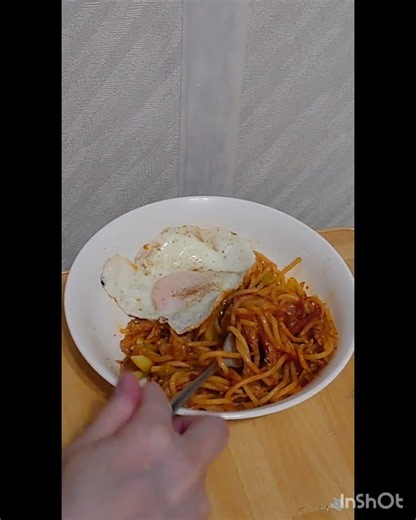 I tried making Napolitan spaghetti with fresh noodles and topped it with a fried egg.