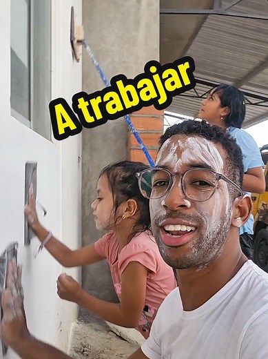 Pintando la casa como la de Barbie en familia
