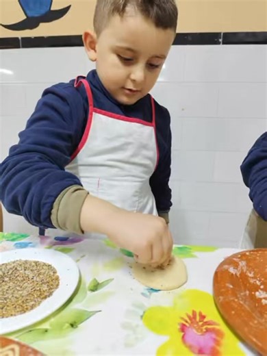 🥖 Dans le cadre de nos activités d’éveil, les élèves de la grande section ont participé à un atelier culinaire consacré à la fabrication du pain. Cette activité leur a permis de : ✔️ découvrir les ingrédients de base ✔️ comprendre les étapes de fabrication ✔️ développer leur motricité fine ✔️ travailler en groupe dans un esprit de partage Un moment d’apprentissage concret et enrichissant Bonne dégustation 🍞 | Ecole Clé Du Savoir