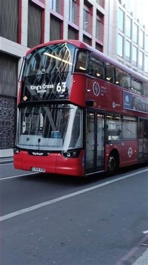 Route 63 LV24 VOB 3097 approaching Farringdon Station