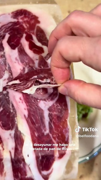 Publi-Qué como en un día: Intento llevar siempre una dieta equilibrada, pero aun así muchos días no llego a la cantidad recomendada de fibra diaria (25 g). Por eso, cuando siento que necesito un extra de fibra en mi dieta, tomo dos cacitos de @psyllogel Fibra, un complemento alimenticio con fibra de psyllium pura al 99%, siempre acompañado de una buena hidratación. Primer desayuno / preentreno: Batido de leche de avena con plátano, cacao, café y canela, con dos cacitos de Psyllogel Fibra. Segund