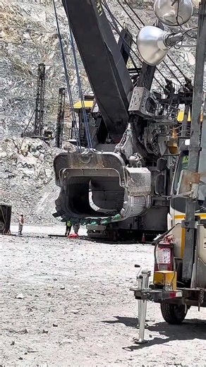 Performing critical maintenance on a P&H electric mining shovel. Specifically the replacement of its bucket teeth, often referred to as “tips” or Ground Engaging Tools (GET). ensuring optimal performance and safety for continued operations in the challenging mining landscape. Welcome to Fast Track Congo. Located in the heart of Lubumbashi and Kolwezi, we specialize in providing high-quality heavy equipment and machine spare parts. Our commitment to excellence ensures that you find everything you