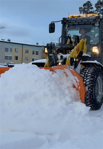 Wacker Neuson WL70 in Action: Snow Plowing in Sweden