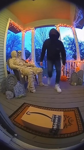Porch pirate gets caught by man in Halloween costume | Islamic media | Facebook
